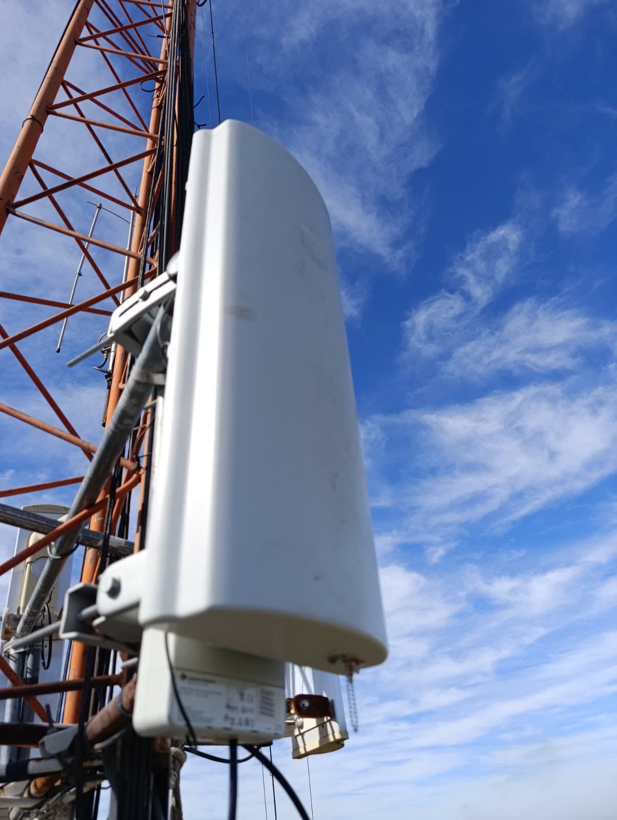 Antena montada en una torre metálica